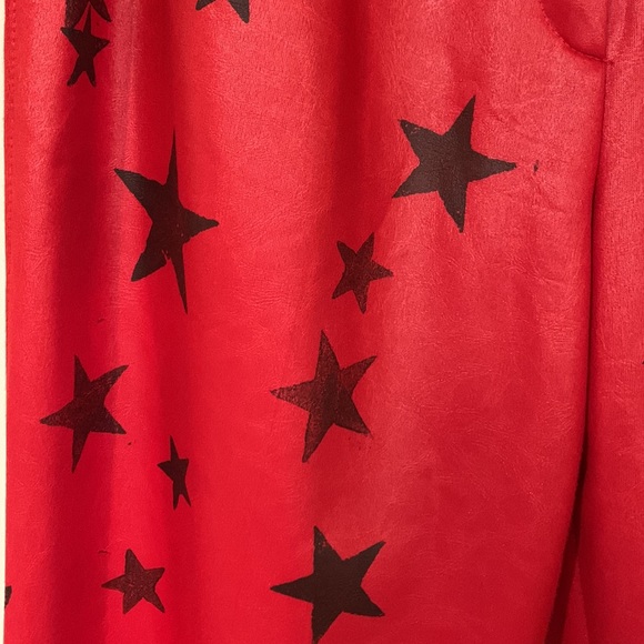 Red pants with black stars, fits like a size 6 - Picture 5 of 15